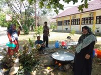Memperingati Hari 'Asyura 10 Muharram dengan Masak Bubur Asyura dan Berbagi Kepala Seluruh Warga Sekolah